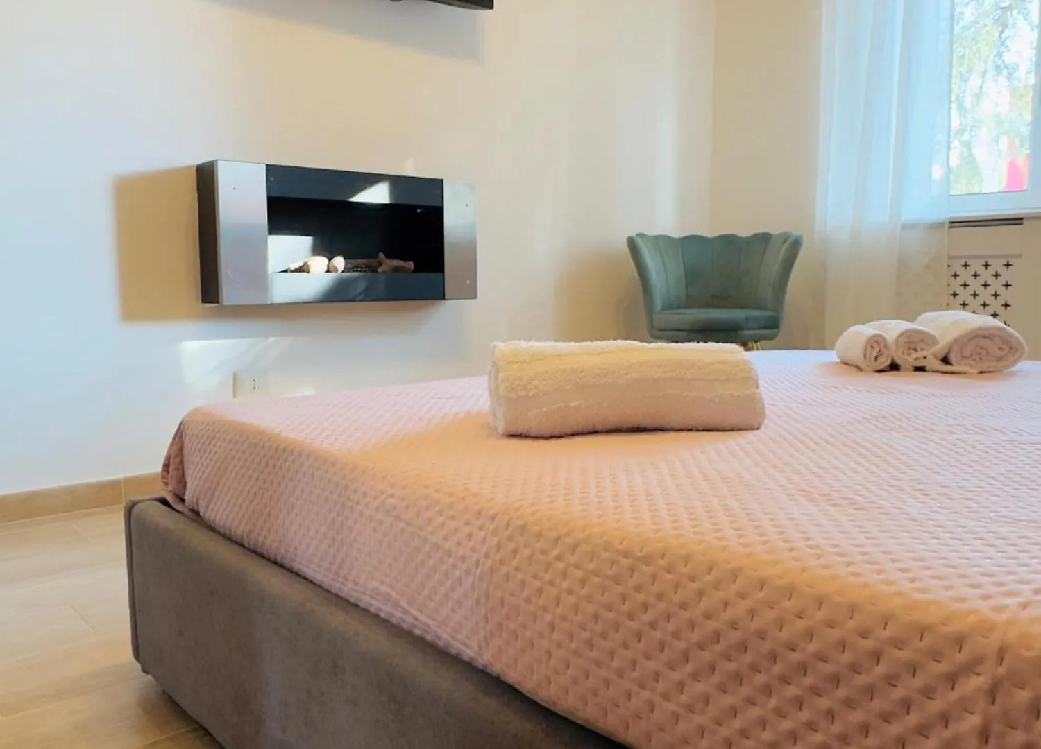 Alexander Charme In Rome Apartment